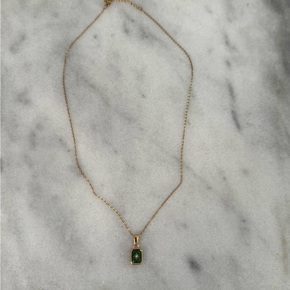 Gold Green Pendant Star Burst Necklace
Brand New - Picture 3 of 7